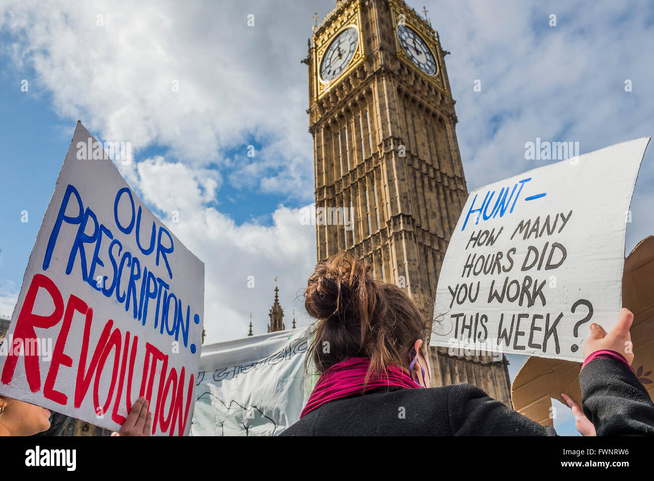 London, UK. 6. April 2016. Krankenschwestern und Ärzte, Marsch auf das Gesundheitsministerium in Whitehall - die Streikposten am St Thomas' Hospital. Junior-Ärzte Phase noch 48 Stunden Streik Klage gegen den neuen Verträgen soll durch den Governemnt und Gesundheit Minister Jeremy Hunt verhängt werden. Bildnachweis: Guy Bell/Alamy Live-Nachrichten Stockfoto