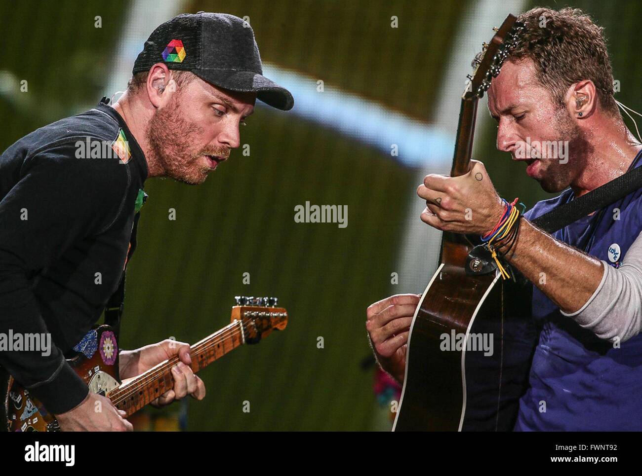 Lima, Peru. 6. April 2016. Während eines Konzerts im Nationalstadion in Lima, Peru, auf den ersten Stunden des 6. April 2016 führt durch britische Rockband Coldplay. Coldplay in Lima als Teil der 'Den Kopf voller Träume'-Tour gespielt. Bildnachweis: ANDINA/Xinhua/Alamy Live-Nachrichten Stockfoto