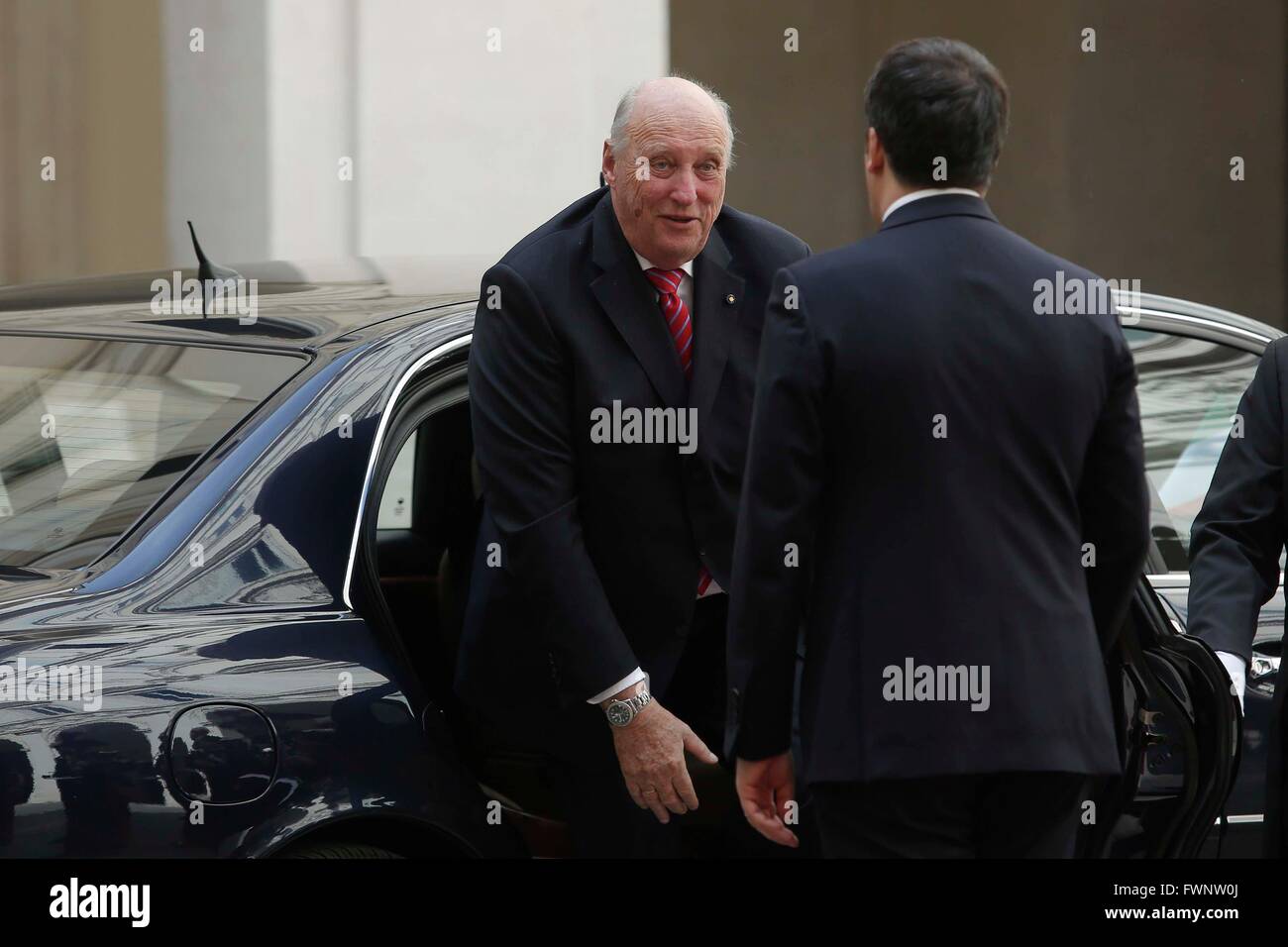 Rom, Italien. 6. April 2016. König Harald und Königin Sonja von Norwegen Ankunft. Bildnachweis: Insidefoto/Alamy Live-Nachrichten Stockfoto