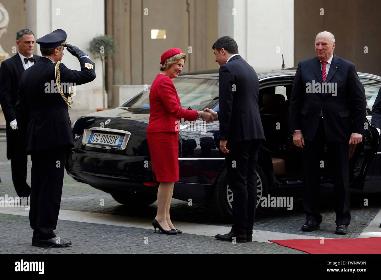 Rom, Italien. 6. April 2016. König Harald und Königin Sonja von Norwegen Ankunft. Bildnachweis: Insidefoto/Alamy Live-Nachrichten Stockfoto