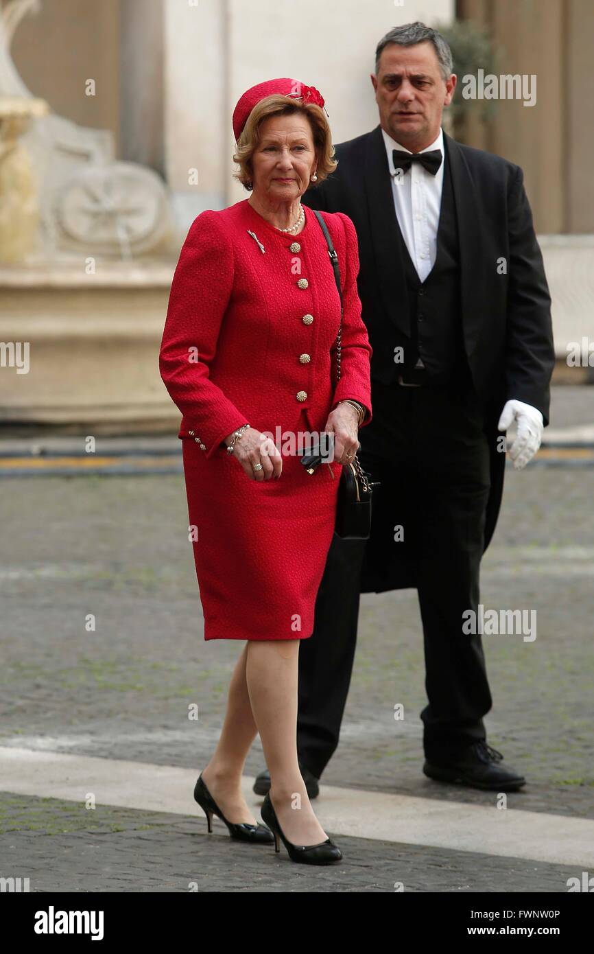 Rom, Italien. 6. April 2016. König Harald und Königin Sonja von Norwegen Ankunft. Bildnachweis: Insidefoto/Alamy Live-Nachrichten Stockfoto