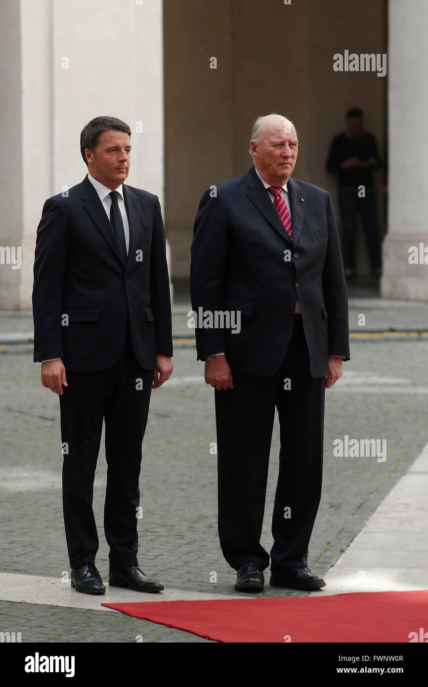 Rom, Italien. 6. April 2016. König Harald und Königin Sonja von Norwegen Ankunft. Bildnachweis: Insidefoto/Alamy Live-Nachrichten Stockfoto