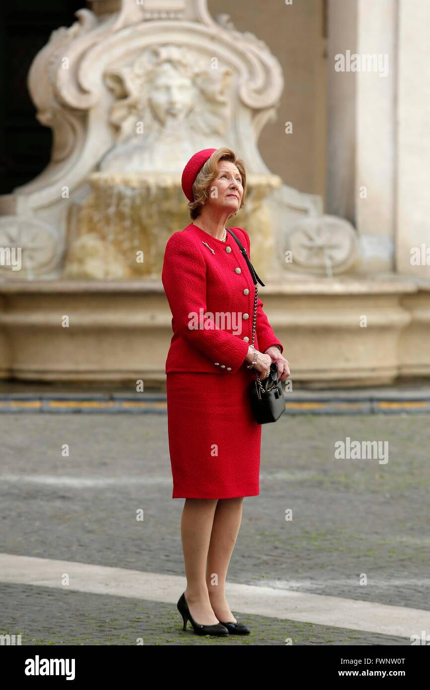 Rom, Italien. 6. April 2016. König Harald und Königin Sonja von Norwegen Ankunft. Bildnachweis: Insidefoto/Alamy Live-Nachrichten Stockfoto