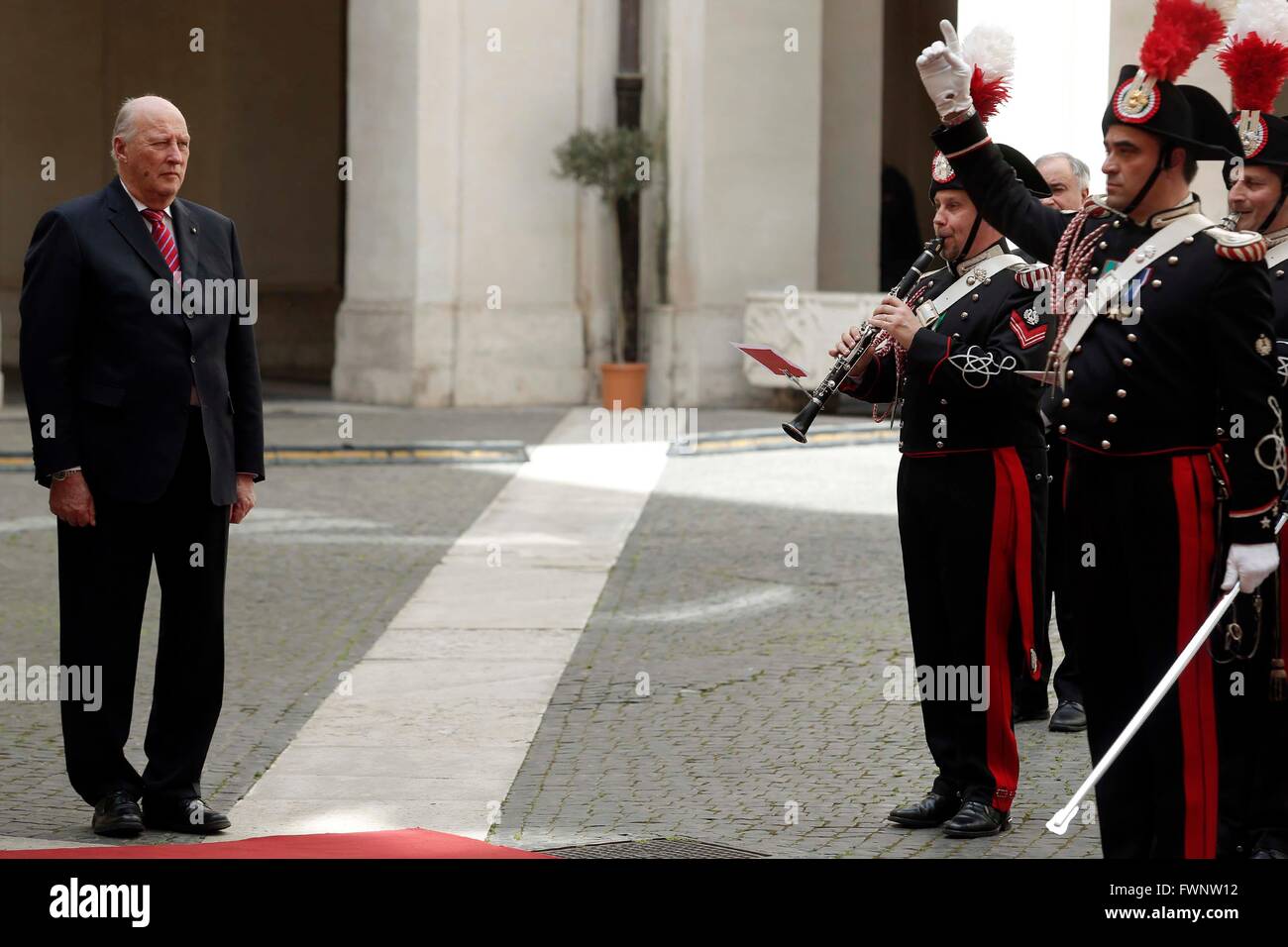 Rom, Italien. 6. April 2016. König Harald und Königin Sonja von Norwegen Ankunft. Bildnachweis: Insidefoto/Alamy Live-Nachrichten Stockfoto