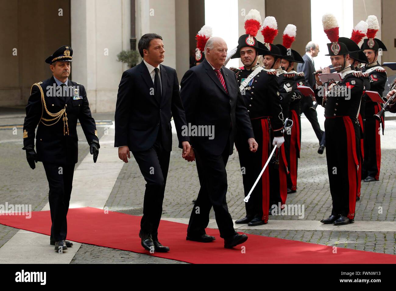Rom, Italien. 6. April 2016. König Harald und Königin Sonja von Norwegen Ankunft. Bildnachweis: Insidefoto/Alamy Live-Nachrichten Stockfoto