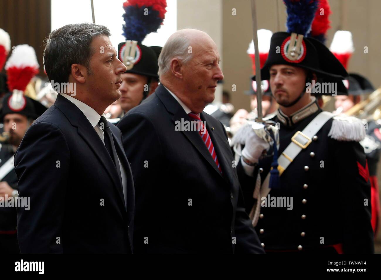 Rom, Italien. 6. April 2016. König Harald und Königin Sonja von Norwegen Ankunft. Bildnachweis: Insidefoto/Alamy Live-Nachrichten Stockfoto