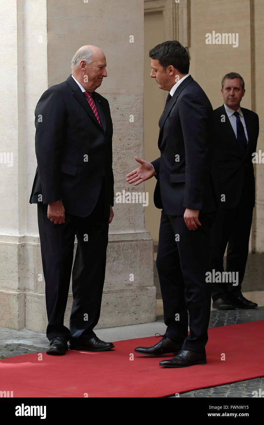 Rom, Italien. 6. April 2016. König Harald und Königin Sonja von Norwegen Ankunft. Bildnachweis: Insidefoto/Alamy Live-Nachrichten Stockfoto