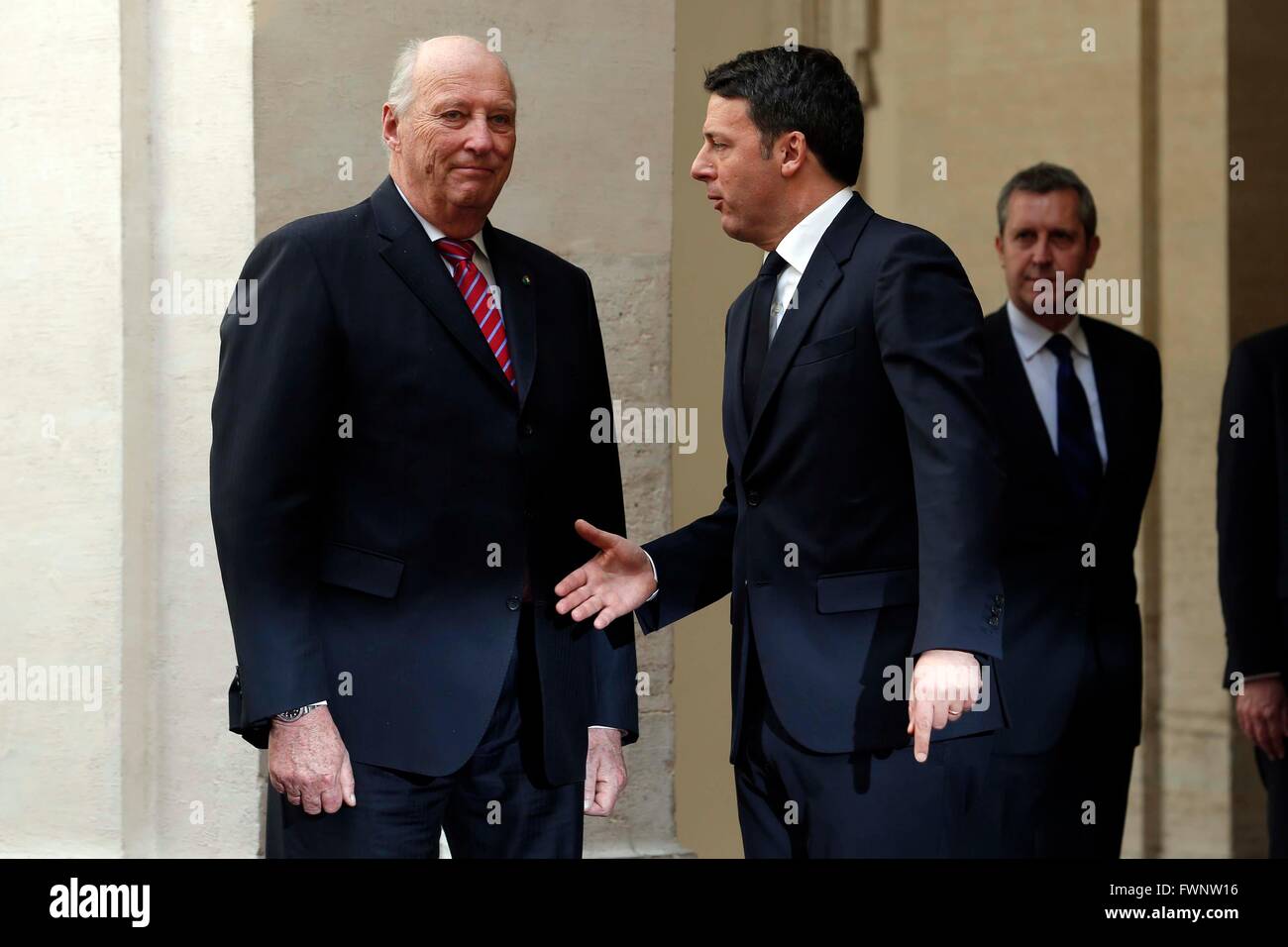 Rom, Italien. 6. April 2016. König Harald und Königin Sonja von Norwegen Ankunft. Bildnachweis: Insidefoto/Alamy Live-Nachrichten Stockfoto