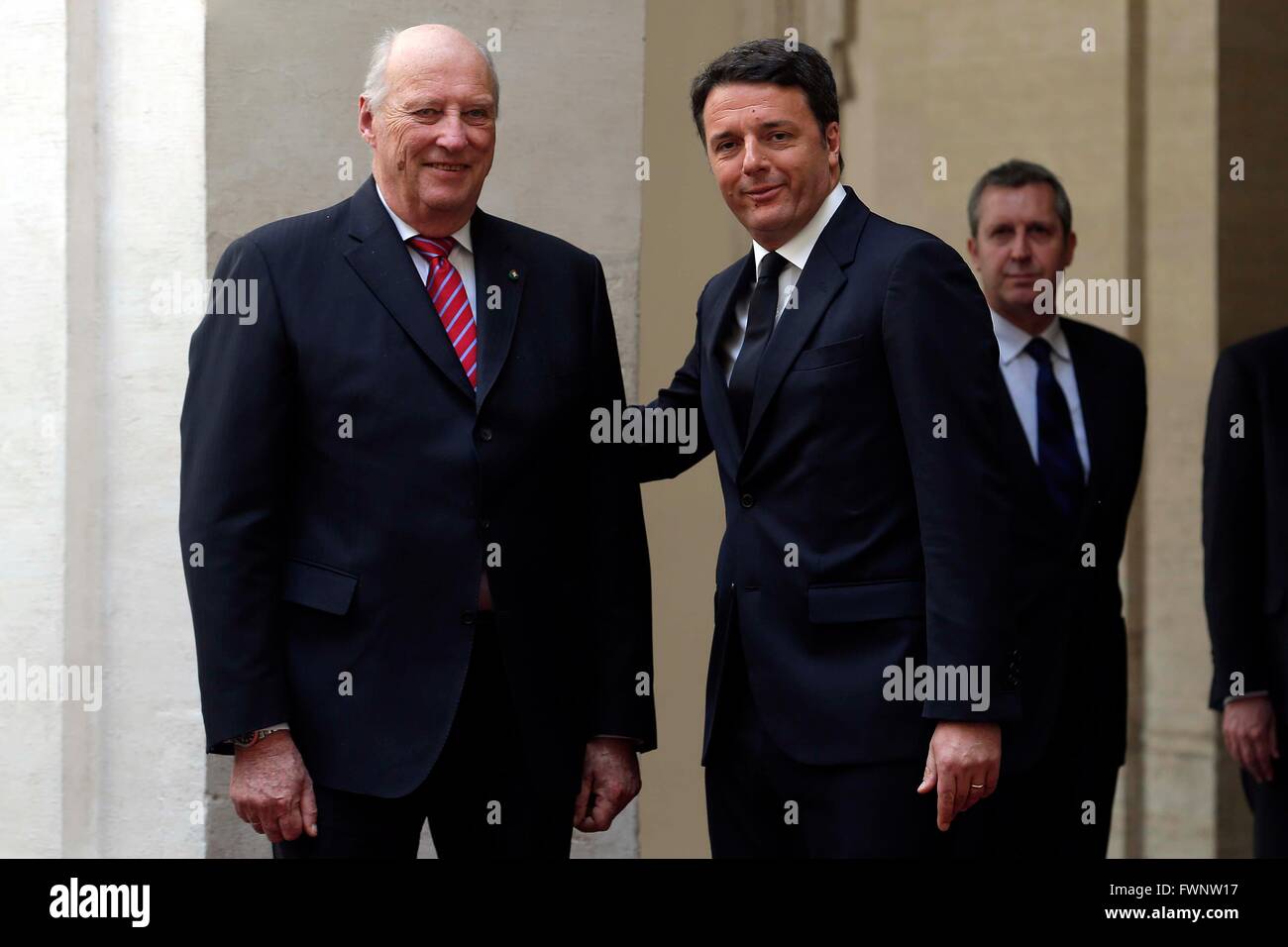 Rom, Italien. 6. April 2016. König Harald und Königin Sonja von Norwegen Ankunft. Bildnachweis: Insidefoto/Alamy Live-Nachrichten Stockfoto