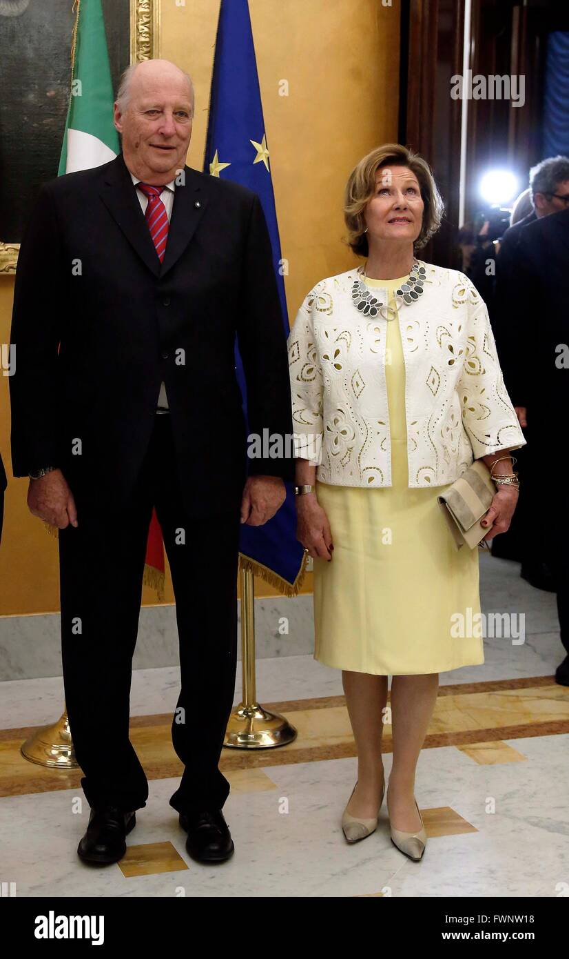 Rom, Italien. 6. April 2016. König Harald und Königin Sonja von Norwegen Besuch der Abgeordnetenkammer. Bildnachweis: Insidefoto/Alamy Live-Nachrichten Stockfoto