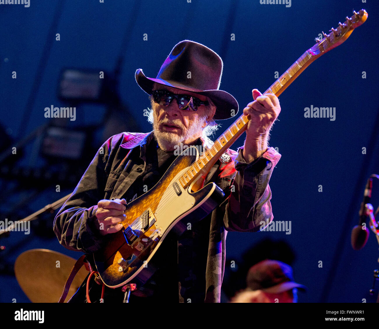 Datei. 6. April 2016. Country-Legende starb Merle Haggard, wandte er sich 79 am Mittwoch. Haggard wurde 1994 in die Country Music Hall Of Fame aufgenommen. Er war bekannt für seine 1969 Okie von Muskogee, zusammen mit Dutzenden anderen Nr. 1 Hits getroffen. Im Bild: 12. September 2015 - führt Chicago, Illinois, USA - Country-Legende Merle Haggard live beim Riot Fest im Douglas Park. © Daniel DeSlover/ZUMA Draht/Alamy Live-Nachrichten Stockfoto