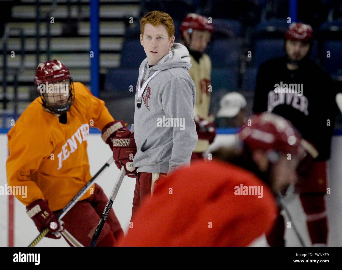 Tampa, Florida, USA. 6. April 2016. DIRK SHADD | Zeiten. Denver Co-Trainer David Carle, die Tampa Bay Lightning Matt Carle jüngerer Bruder, mit seinem Team während der Frozen Four Praxis Amalie Arena am Mittwoch auf dem Eis ist (06.04.16). David Carle war ein Spieler, aber ein Herzleiden verdrängt ihn. (Hinweis: Dies ist für den Sport Titelgeschichte wickeln) © Dirk Shadd/Tampa Bay Times / ZUMA Draht/Alamy Live News Stockfoto