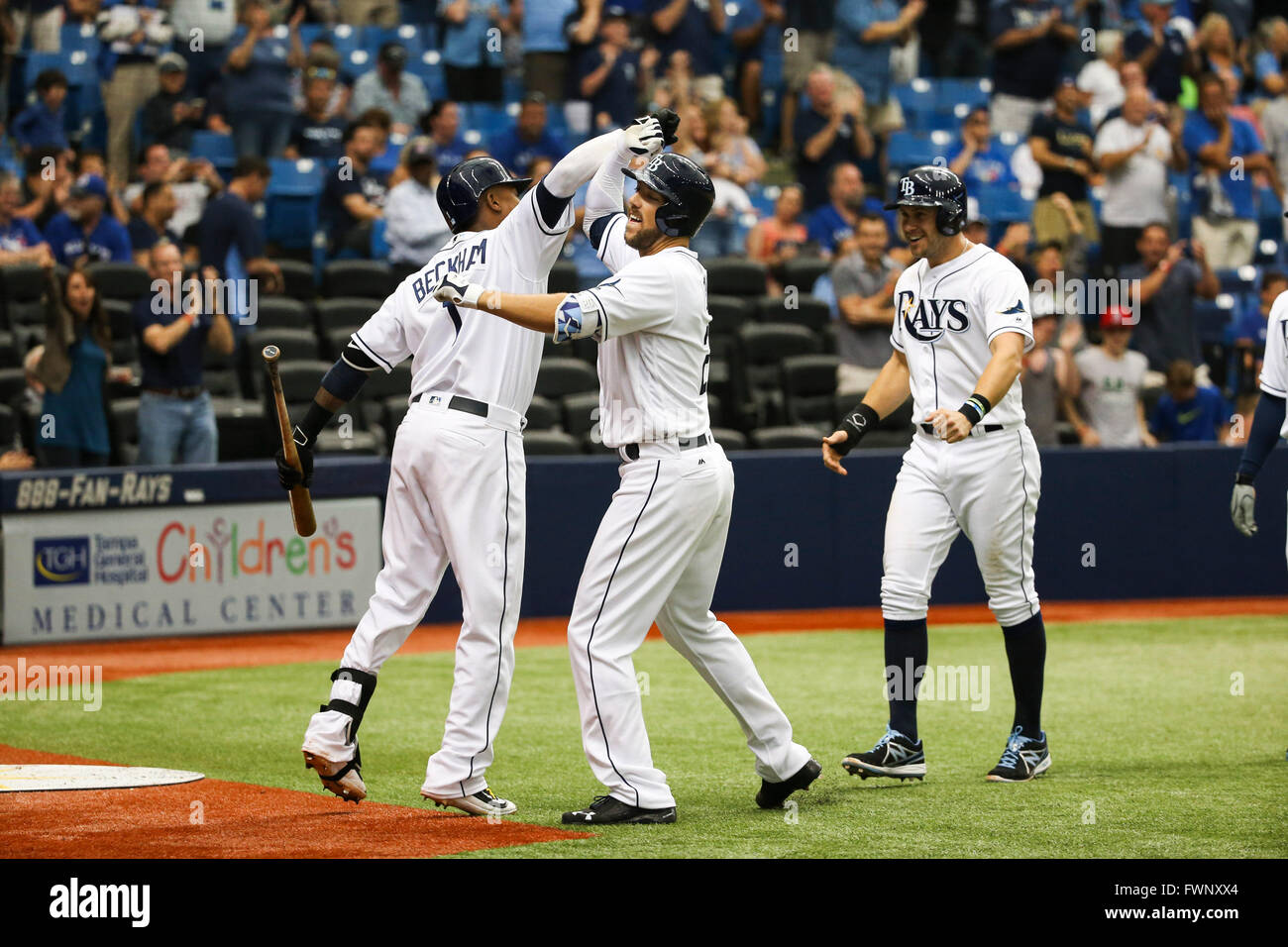 St. Petersburg, Florida, USA. 6. April 2016. WILL VRAGOVIC | Times.Tampa Bay Strahlen Recht Fielder Steven Souza Jr. (20) feiert seinen drei run Home Run mit Tampa Bay Rays zweiter Basisspieler Tim Beckham (1) im achten Inning des Spiels zwischen den Tampa Bay Rays und die Toronto Blue Jays im Tropicana Field in St. Petersburg, Florida am Mittwoch, 6. April 2016. Die Tampa Bay Rays schlagen die Toronto Blue Jays 5-3, Teilen der Serie. © Willen Vragovic/Tampa Bay Times / ZUMA Draht/Alamy Live News Stockfoto