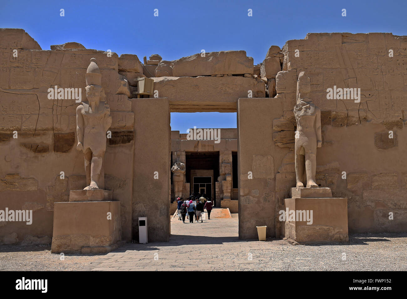 Luxor. 31. März 2016. Touristen besuchen Karnak-Tempel in Luxor, Ägypten am 31. März 2016. Karnak-Tempel umfasst eine breite Mischung aus verfallenen Tempel, Säulen, Statuen und andere Gebäude. © Zhao Dingzhe/Xinhua/Alamy Live-Nachrichten Stockfoto