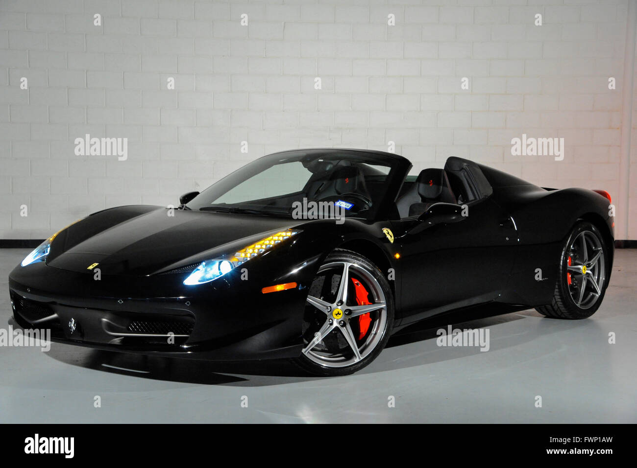 April 6, 2016:2015 Schwarz Ferrari Spider 458 Stockfoto