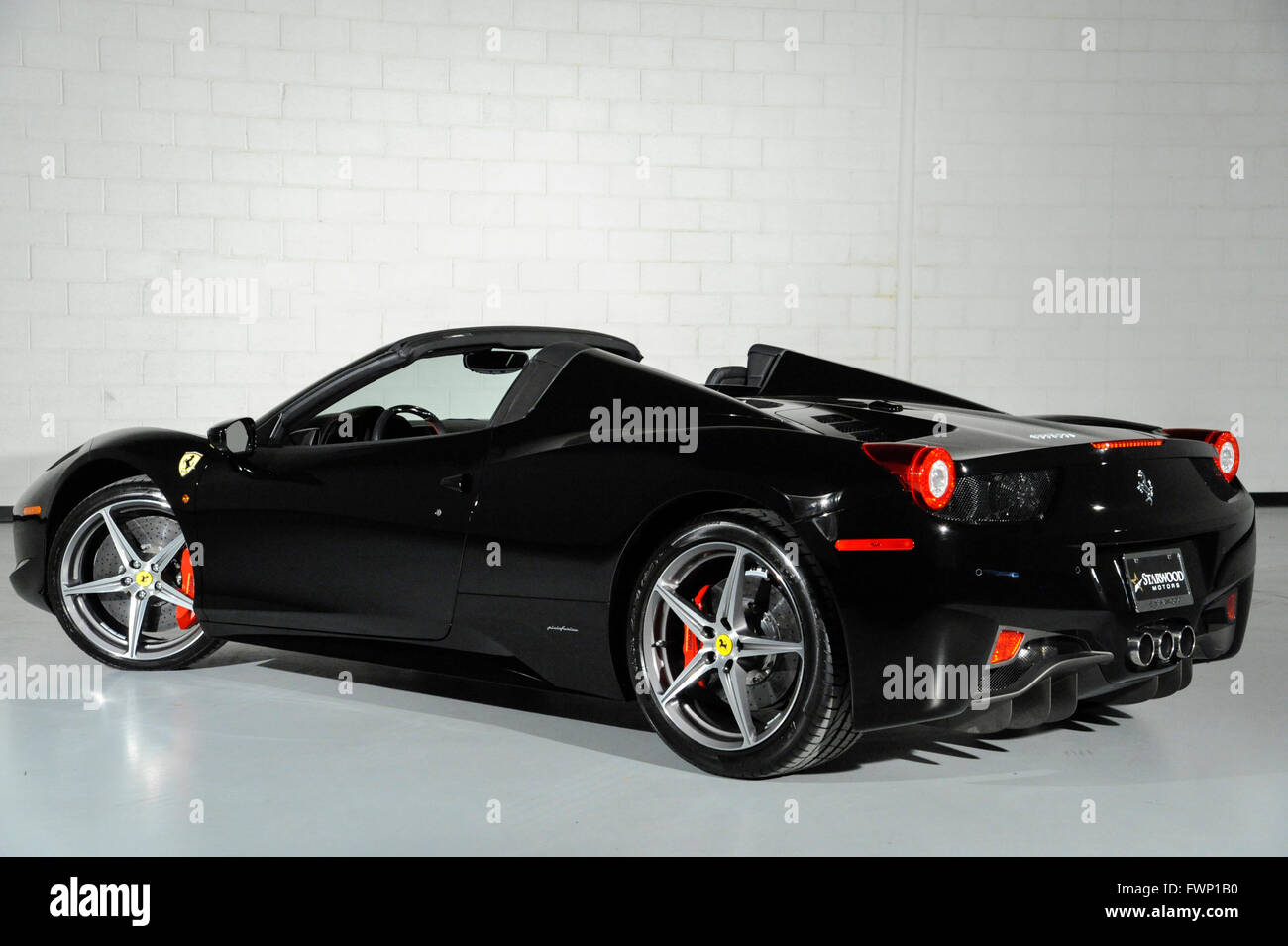 April 6, 2016:2015 Schwarz Ferrari Spider 458 Stockfoto