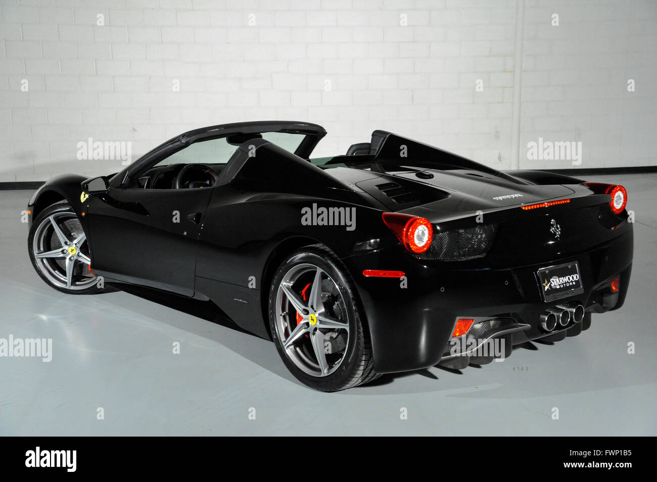 April 6, 2016:2015 Schwarz Ferrari Spider 458 Stockfoto