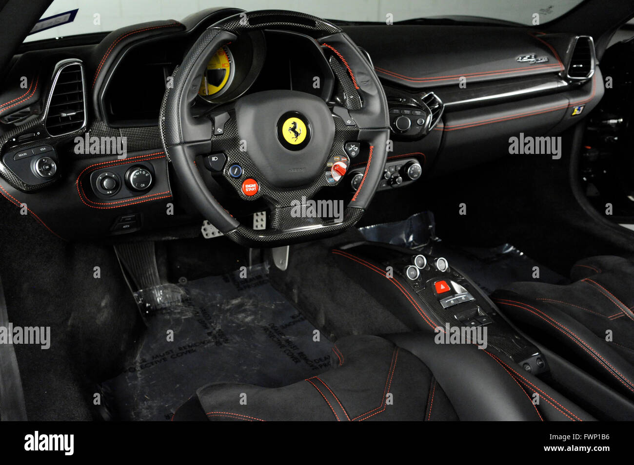 April 6, 2016:2015 Schwarz Ferrari Spider 458 Stockfoto