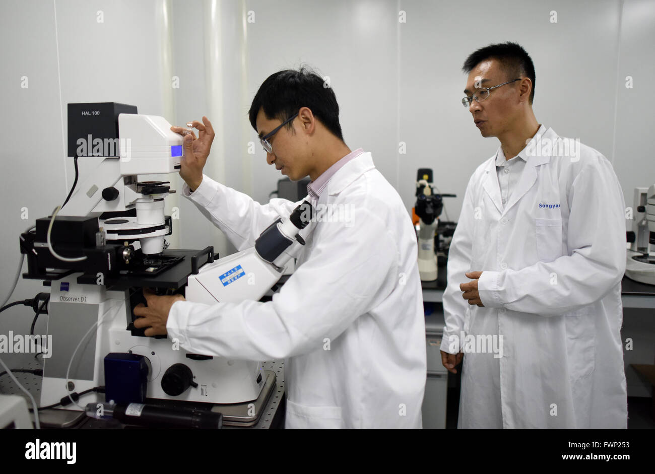 (160407)--GUANGZHOU, 7. April 2016 (Xinhua)--Professor Song Yangzhou (R) führt Huang Junjiu, Genfunktion Forscher, an der Sun-Yat-Sen-Universität in Guangzhou, Hauptstadt der südchinesischen Provinz Guangdong, 2. April 2016. Im April 2015 veröffentlicht Biologe Huang Junjiu den ersten Bericht eines menschlichen Embryos mit bearbeiteten Genen, Funkenbildung eine globale Debatte über die Ethik der Forschung. In seinem Arbeitszimmer verwendet Huang und sein Team überzählige Embryos von Fruchtbarkeitskliniken, die könnte nicht zu einer Lebendgeburt Fortschritt und modifiziert das Gen verantwortlich für eine Art von Erkrankung des Blutes, in der Embryonen. T zu erreichen Stockfoto