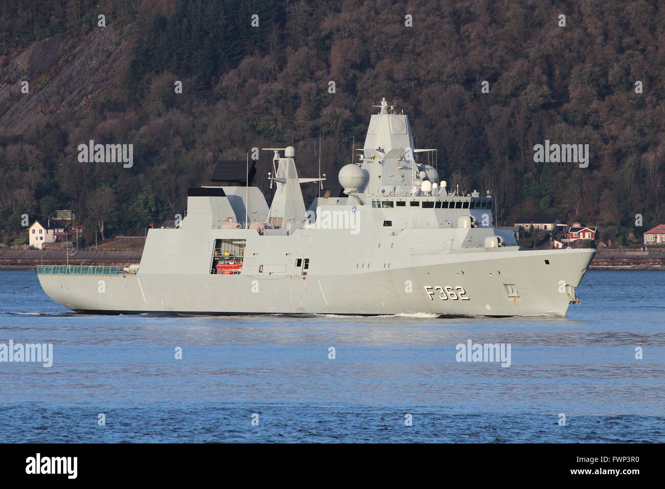 KDM Peter Willemoes (F362), ein Iver Huitfeldt Luft-Verteidigung-Fregatte von der dänischen Marine, nähert sich Gourock auf eine eingehende Reise zur Teilnahme an Übung Joint Warrior 16-1. Stockfoto