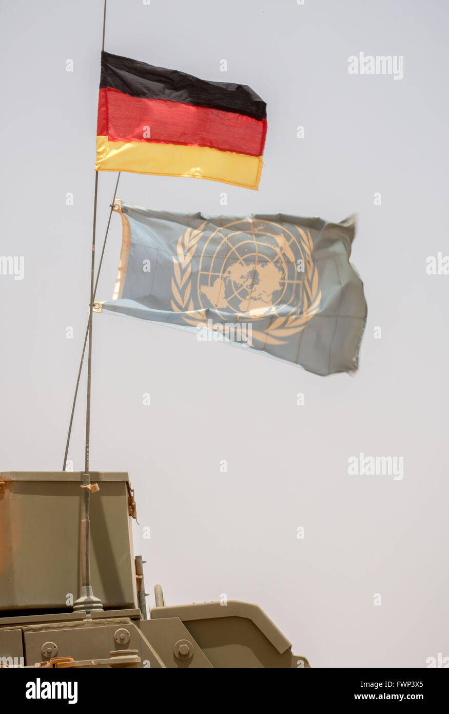 Eine deutsche Nationalflagge und eine Flagge der Vereinten Nationen (UN) sind auf ein Fahrzeug der deutschen bewaffneten Kräfte (Bundeswehr) montiert, die Teil der UN-Mission MINUSMA in Gao, Mali, 5. April 2016 ist. Foto: MICHAEL KAPPELER/dpa Stockfoto