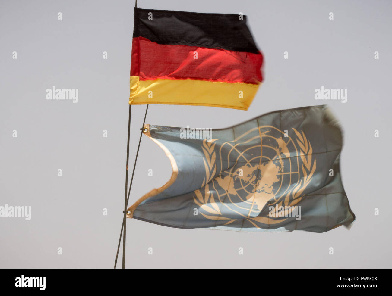 Eine deutsche Nationalflagge und eine Flagge der Vereinten Nationen (UN) sind auf ein Fahrzeug der deutschen bewaffneten Kräfte (Bundeswehr) montiert, die Teil der UN-Mission MINUSMA in Gao, Mali, 5. April 2016 ist. Foto: MICHAEL KAPPELER/dpa Stockfoto