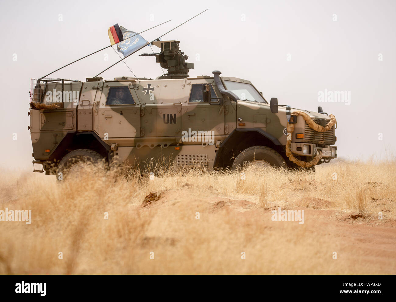 Ein gepanzertes Dingo 2 Fahrzeug während eines Bohrers am Camp Castor in Gao, Mali, 5. April 2016 abgebildet. Mitglieder der deutschen bewaffneten Kräfte (Bundeswehr) wurden in der Region im Rahmen der UN-Mission MINUSMA bereitgestellt. Foto: MICHAEL KAPPELER/dpa Stockfoto