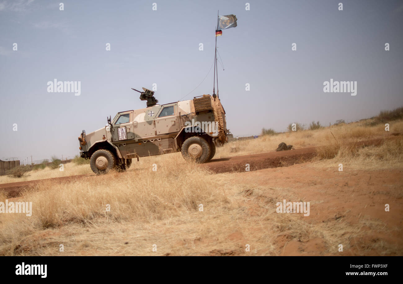 Ein gepanzertes Dingo 2 Fahrzeug während eines Bohrers am Camp Castor in Gao, Mali, 5. April 2016 abgebildet. Mitglieder der deutschen bewaffneten Kräfte (Bundeswehr) wurden in der Region im Rahmen der UN-Mission MINUSMA bereitgestellt. Foto: MICHAEL KAPPELER/dpa Stockfoto