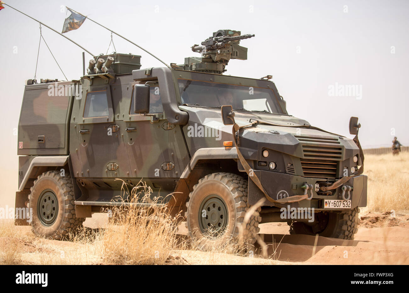 Ein gepanzertes Fahrzeug in Eagle IV im Bild während eines Bohrers am Camp Castor in Gao, Mali, 5. April 2016. Mitglieder der deutschen bewaffneten Kräfte (Bundeswehr) wurden in der Region im Rahmen der UN-Mission MINUSMA bereitgestellt. Foto: MICHAEL KAPPELER/dpa Stockfoto