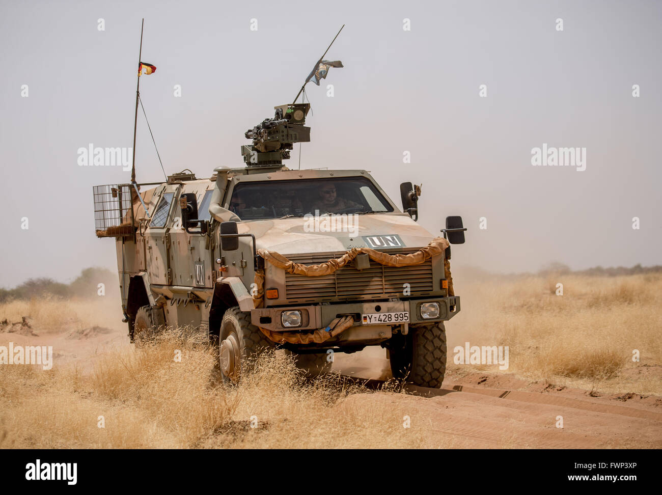 Ein gepanzertes Fahrzeug in Dingo 2 GE 2 a2. 3 im Bild während eines Bohrers am Camp Castor in Gao, Mali, 5. April 2016. Mitglieder der deutschen bewaffneten Kräfte (Bundeswehr) wurden in der Region im Rahmen der UN-Mission MINUSMA bereitgestellt. Foto: MICHAEL KAPPELER/dpa Stockfoto