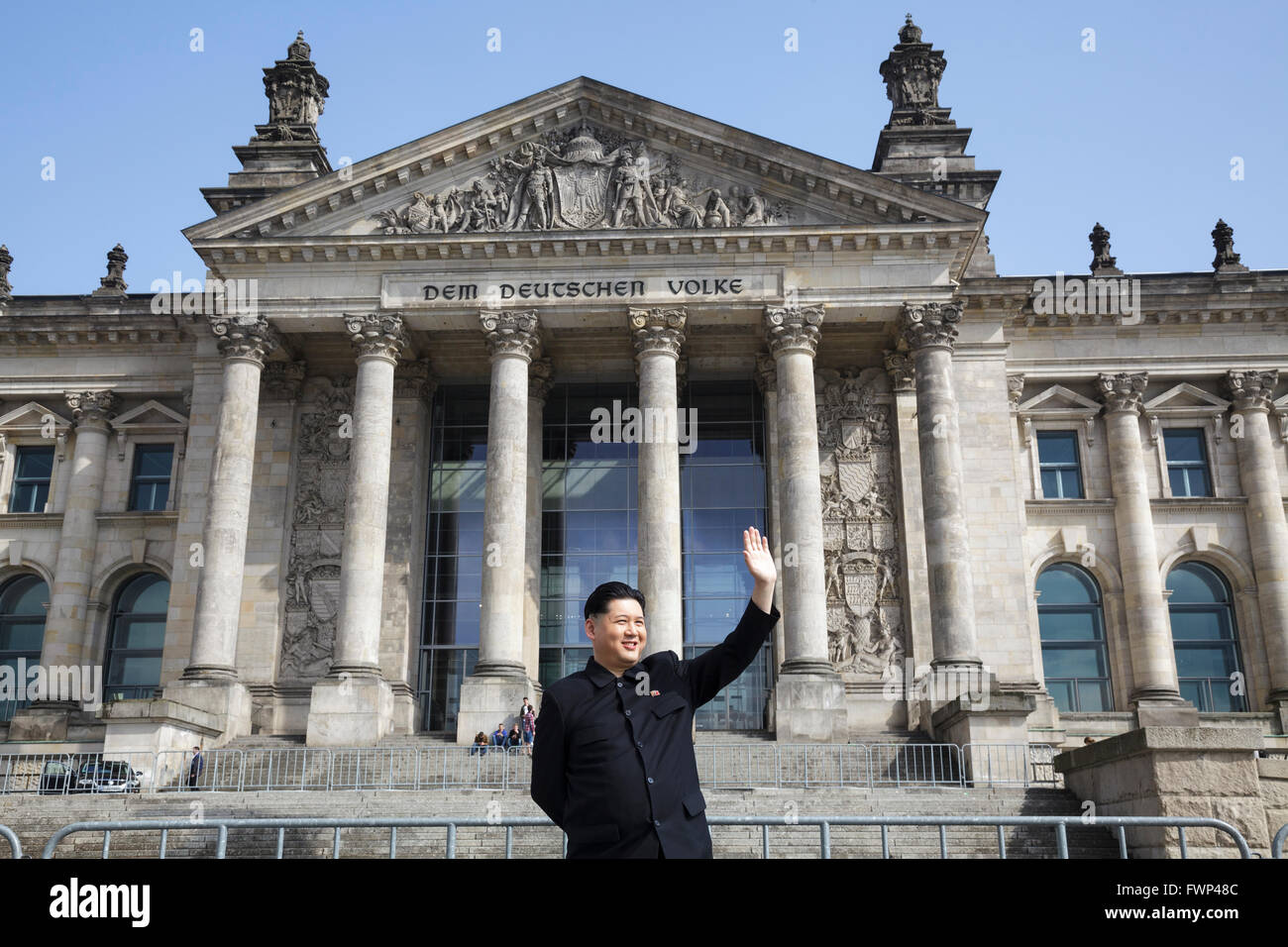 Berlin, Deutschland. 6. April 2016. Kim Jong Un-Imitator, Howard X aus Hong Kong, besuchte Berlin, bereisen die Hauptsehenswürdigkeiten zur Überraschung von Touristen und Einheimischen. Howard besuchte Deutschland um eine Anzeige zu Filmen für die beliebten deutschen TV-show "Schlag Den Star" mit dem Komiker Elton.  Hier am Reichstag / Bundestag Stockfoto