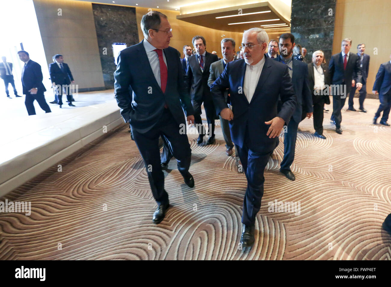 Baku, Aserbaidschan. 7. April 2016. Russlands Außenminister Sergei Lavrov, (L) Iran Foreign Minister Mohammad Javad Zarif (R) geben eine gemeinsame Pressekonferenz nach ihrem trilateralen Treffen. Bildnachweis: Aziz Karimow/Pacific Press/Alamy Live-Nachrichten Stockfoto