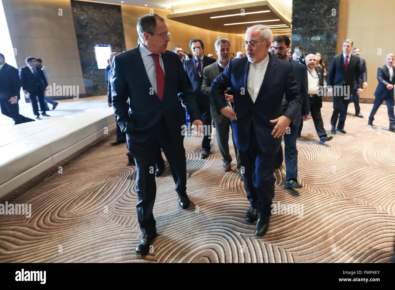 Baku, Aserbaidschan. 7. April 2016. Russlands Außenminister Sergei Lavrov, (L) Iran Foreign Minister Mohammad Javad Zarif (R) geben eine gemeinsame Pressekonferenz nach ihrem trilateralen Treffen. Bildnachweis: Aziz Karimow/Pacific Press/Alamy Live-Nachrichten Stockfoto