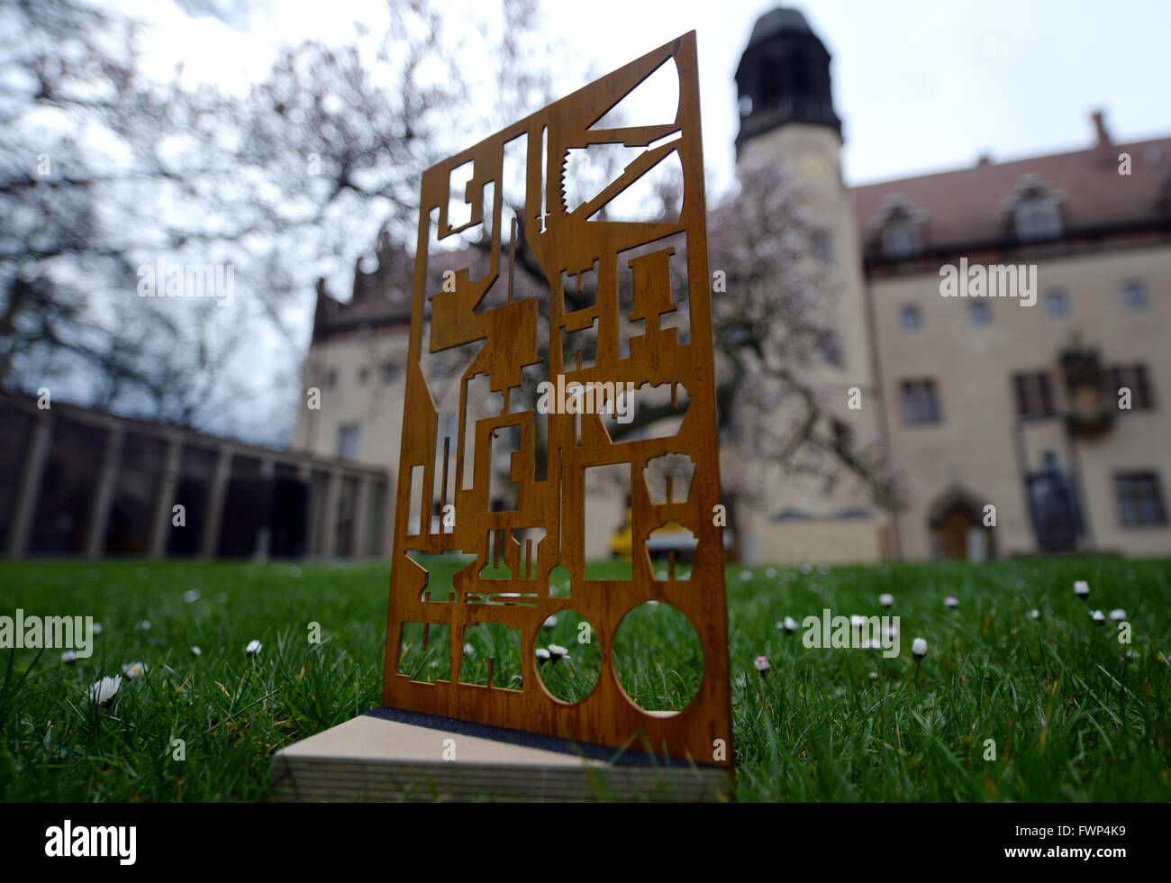 Wittenberg, Deutschland. 7. April 2016. Ein Modell für das Monument "Schwerter Zu Pflugscharen" (Schwerter zu Pflugscharen) wird im Rahmen einer Pressekonferenz der Stiftung Gedenkstätte Luther in Wittenberg, Deutschland, 7. April 2016 vorgestellt. Die Kampagne, die im September 1983 trat gilt als einen wichtigen Schritt auf dem Weg zur friedlichen Revolution von 1989, die über dem Fall der Berliner Mauer und der Wiedervereinigung von Ost- und Westdeutschland gebracht. Foto: HENDRIK SCHMIDT/Dpa/Alamy Live News Stockfoto