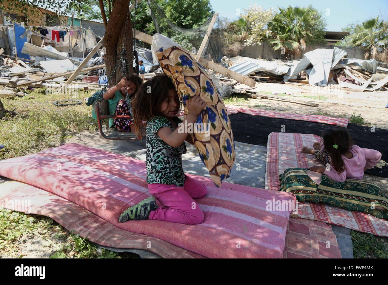 Jerusalem, Jerusalem, Palästina. 7. April 2016. Kinder aus der Jahalin-Beduinen der arabischen Gemeinschaft reagieren auf den Abriss ihres Hauses in der West Bank Beduinen-Camp der al-Khan al-Ahmar am 7. April 2016 nach israelische Behörden vier Häuser, die sagten abgerissen, wurden ohne Erlaubnis Kredit gebaut: Hamza Shalash/APA Bilder/ZUMA Draht/Alamy Live News Stockfoto