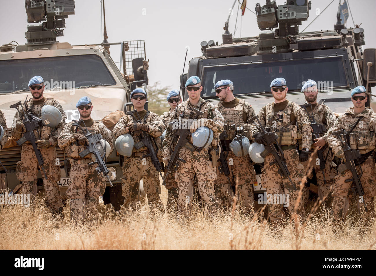 Gao, Mali. 5. April 2016. Mitglieder der deutschen Streitkräfte im Bild während eines Bohrers am Camp Castor in Gao, Mali, 5. April 2016. Mitglieder der deutschen bewaffneten Kräfte (Bundeswehr) wurden in der Region im Rahmen der UN-Mission MINUSMA bereitgestellt. Foto: MICHAEL KAPPELER/Dpa/Alamy Live News Stockfoto