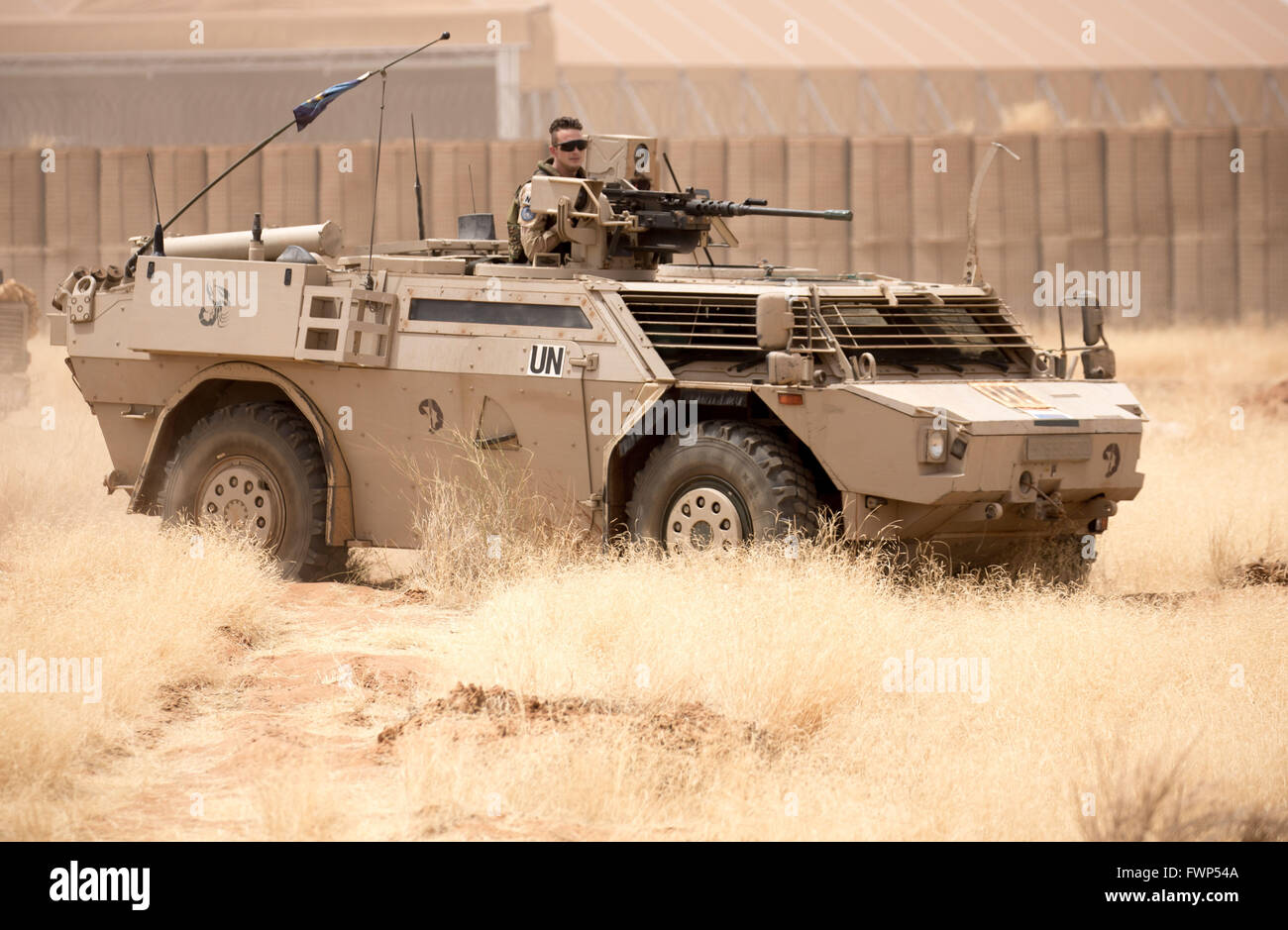 Gao, Mali. 5. April 2016. Ein gepanzertes Fahrzeug der Fennek der niederländischen Streitkräfte im Bild während eines Bohrers am Camp Castor in Gao, Mali, 5. April 2016. Mitglieder der deutschen bewaffneten Kräfte (Bundeswehr) wurden in der Region im Rahmen der UN-Mission MINUSMA bereitgestellt. Foto: MICHAEL KAPPELER/Dpa/Alamy Live News Stockfoto