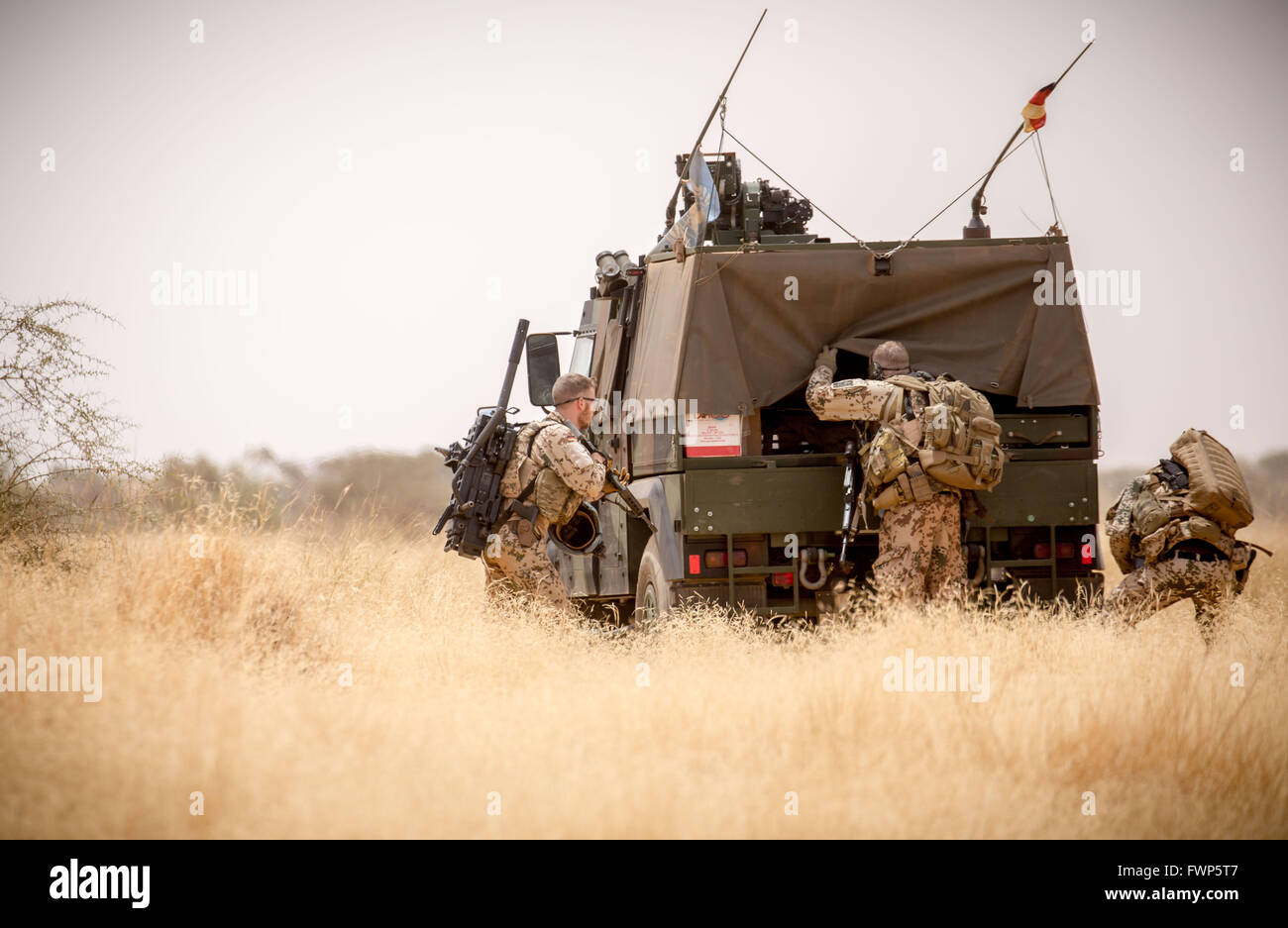 Gao, Mali. 5. April 2016. Mitglieder der deutschen Streitkräfte umgeben von Rasen in Gao, Mali, 5. April 2016. Mitglieder der deutschen bewaffneten Kräfte (Bundeswehr) wurden in der Region im Rahmen der UN-Mission MINUSMA bereitgestellt. Foto: MICHAEL KAPPELER/Dpa/Alamy Live News Stockfoto