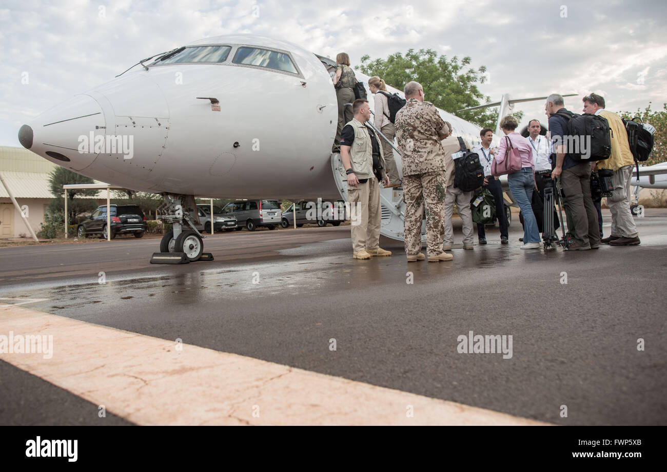 Gao, Mali. 5. April 2016. Passagiere an Bord einen Charter-Jet von Sahel Aviation Service (SAS) am Flughafen in Gao, Mali, 5. April 2016. Mitglieder der deutschen bewaffneten Kräfte (Bundeswehr) wurden in der Region im Rahmen der UN-Mission MINUSMA bereitgestellt. Foto: MICHAEL KAPPELER/Dpa/Alamy Live News Stockfoto