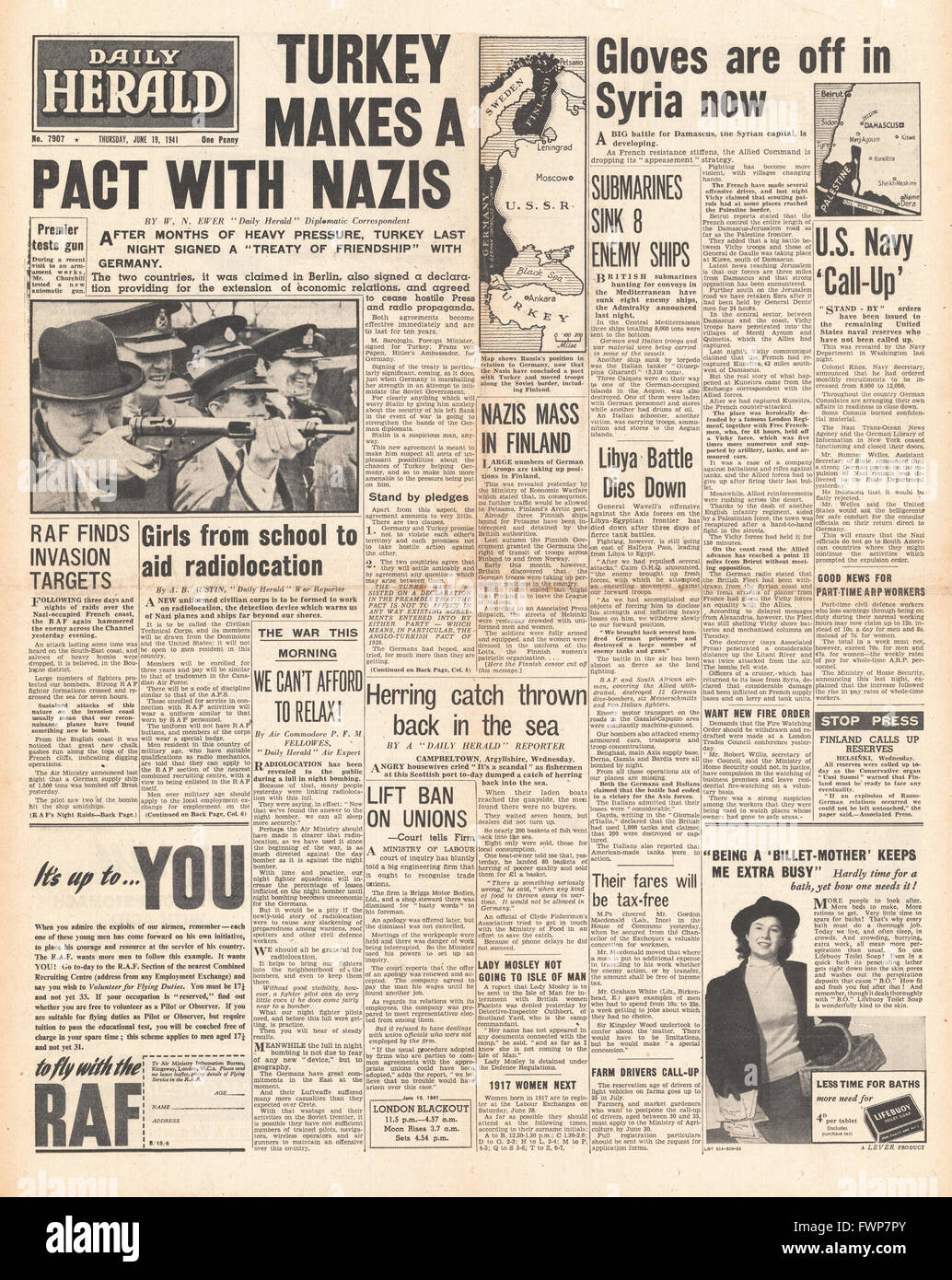 1941-Titelseite Daily Herald Türkei unterzeichnet Pakt mit Deutschland und Kampf um Syrien Stockfoto