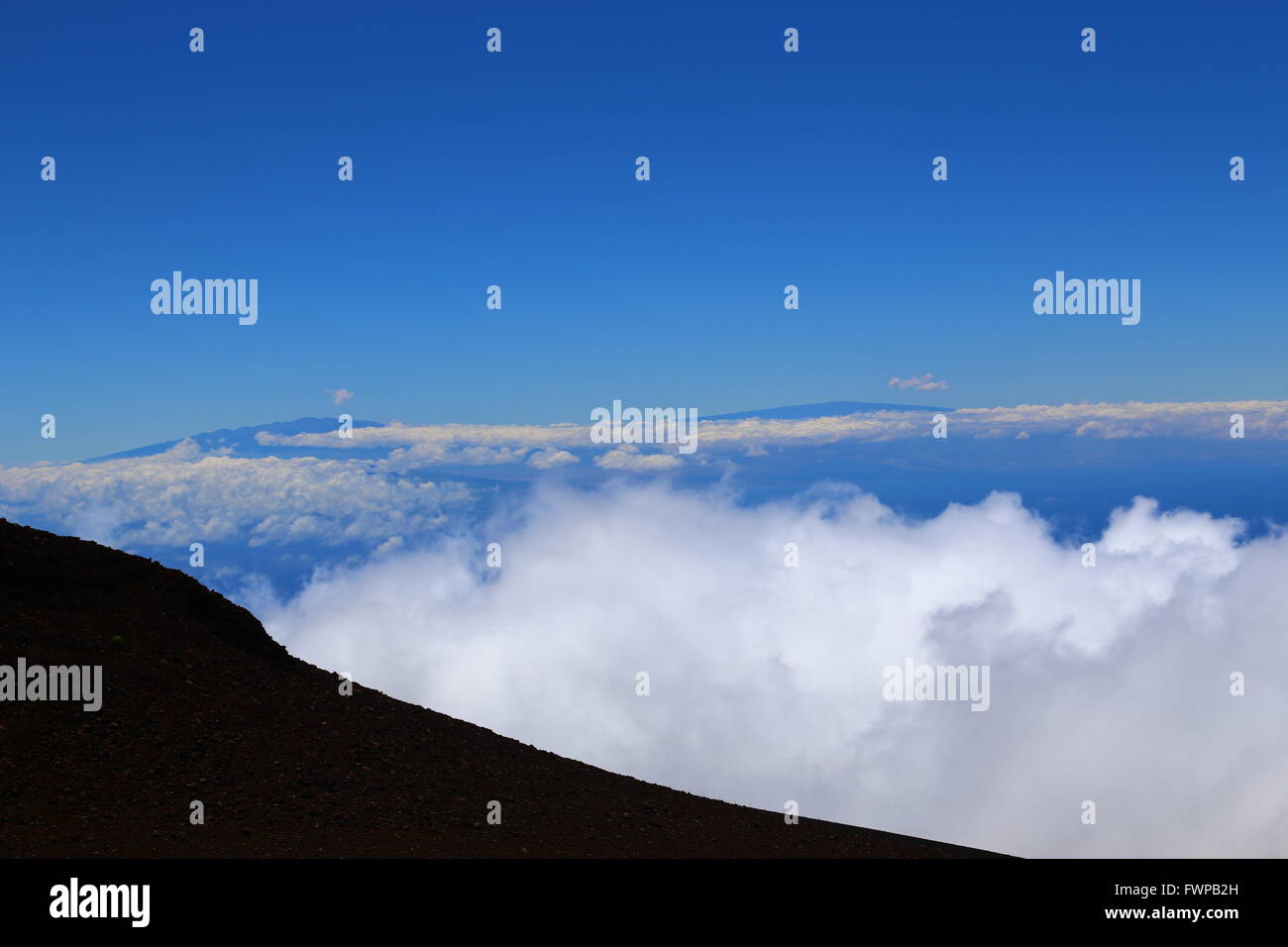 Hoch über den Wolken auf einem Felsvorsprung Stockfoto