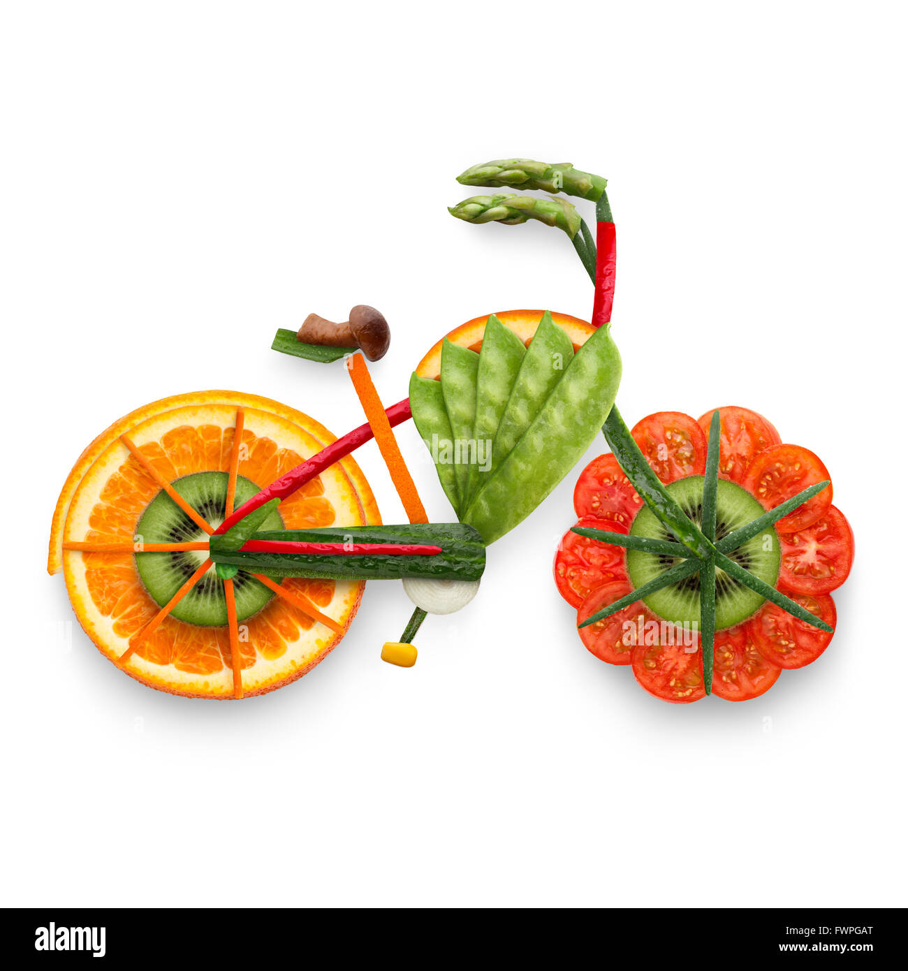 Gesunde Ernährung-Konzept der ein Elektrofahrrad im Detail gemacht von frischem Obst und Gemüse reich an Vitaminen, isoliert auf weiss. Stockfoto