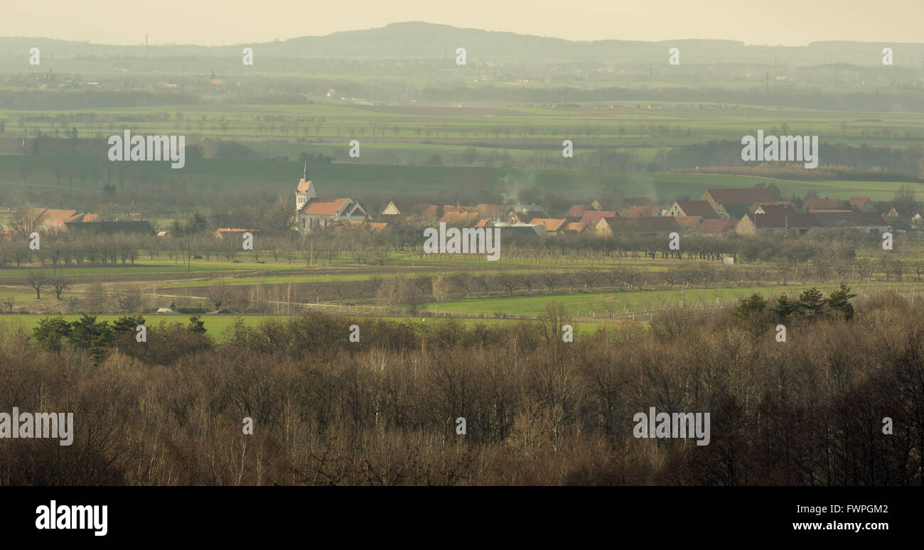Myslakow Dorf zwischen Feldern in der alten Schule Weise Vignettierung abgebildet Stockfoto