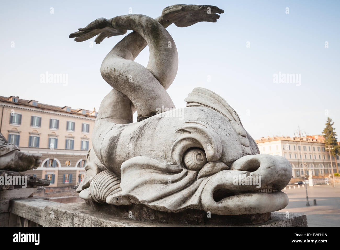 Antike Skulptur mit Fischen auf der Piazza del Popolo Quadrat, alten Stadtzentrum von Rom, Italien Stockfoto