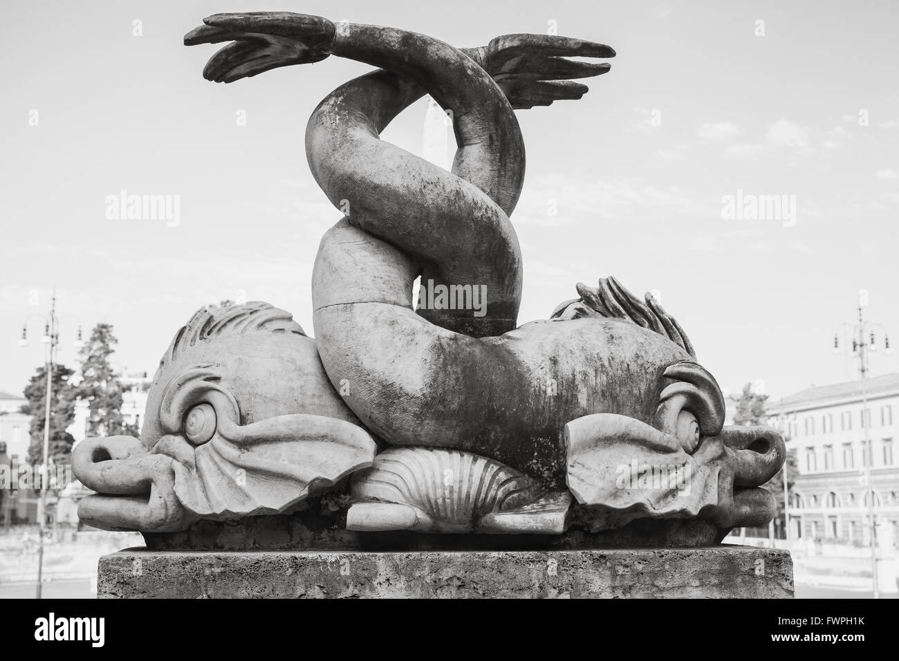 Alten Fisch Skulptur auf dem Brunnen Fontana del Nettuno, Piazza del Popolo Quadrat, alten Stadtzentrum von Rom, Italien. Monochrom Stockfoto
