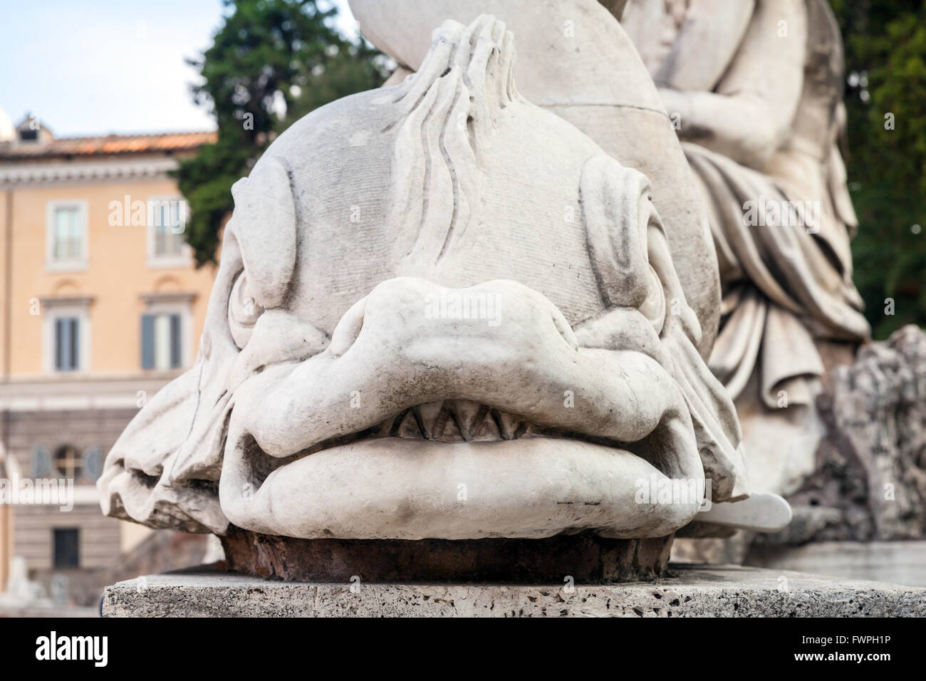 Antike Skulptur Fische auf der Piazza del Popolo Quadrat, Altstadt von Rom, Italien Stockfoto