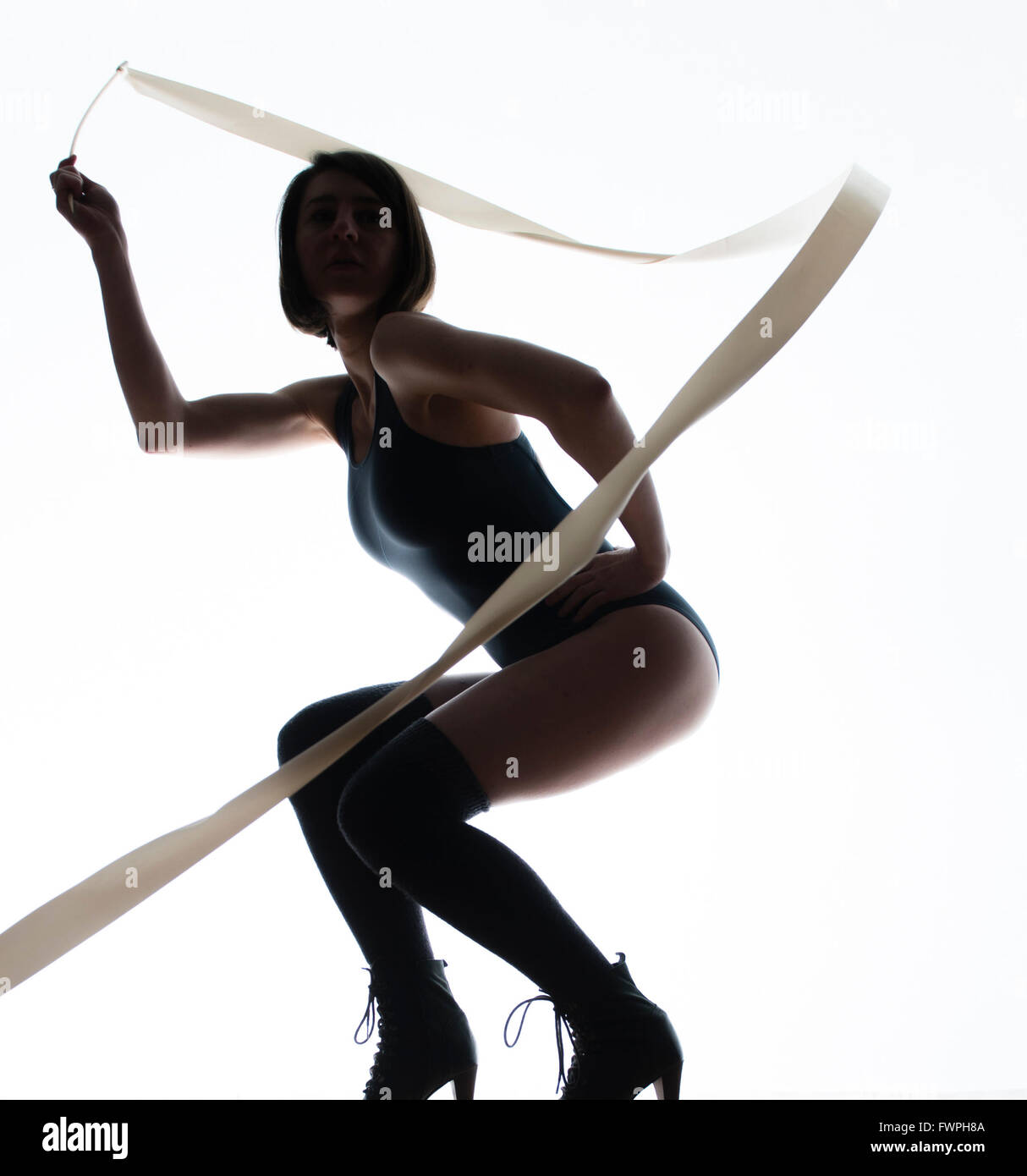 Rhythmische Gymnastik: eine junge Frau tanzt mit Bändern Stockfoto