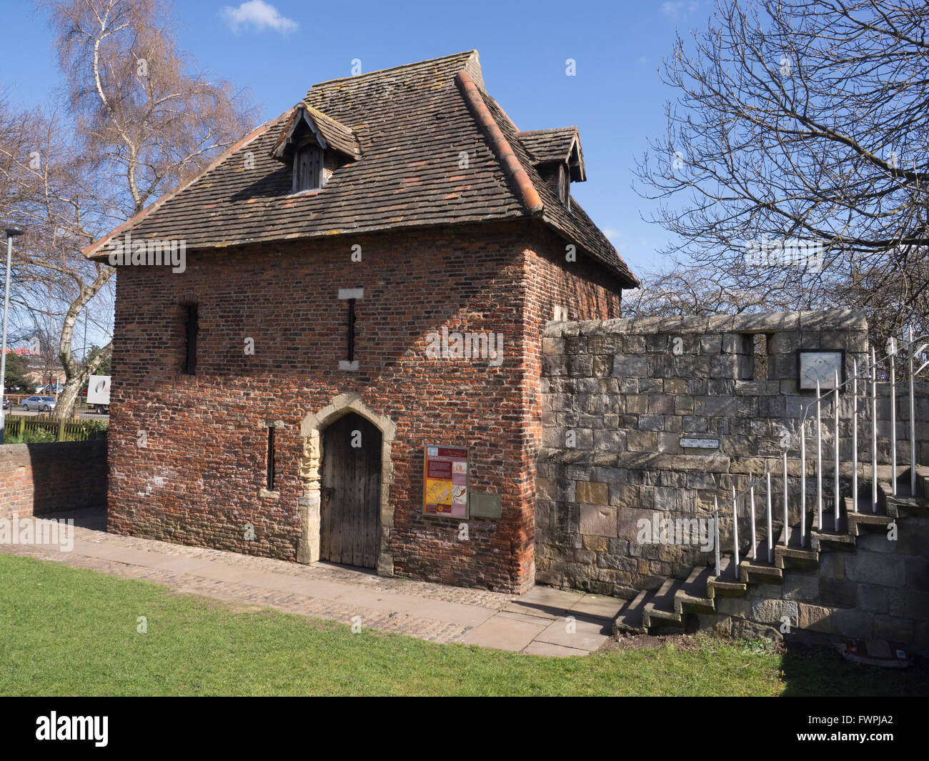 Der rote Turm der einzige Backstein-Abschnitt der Stadtmauer an der York Yorkshire in England Stockfoto
