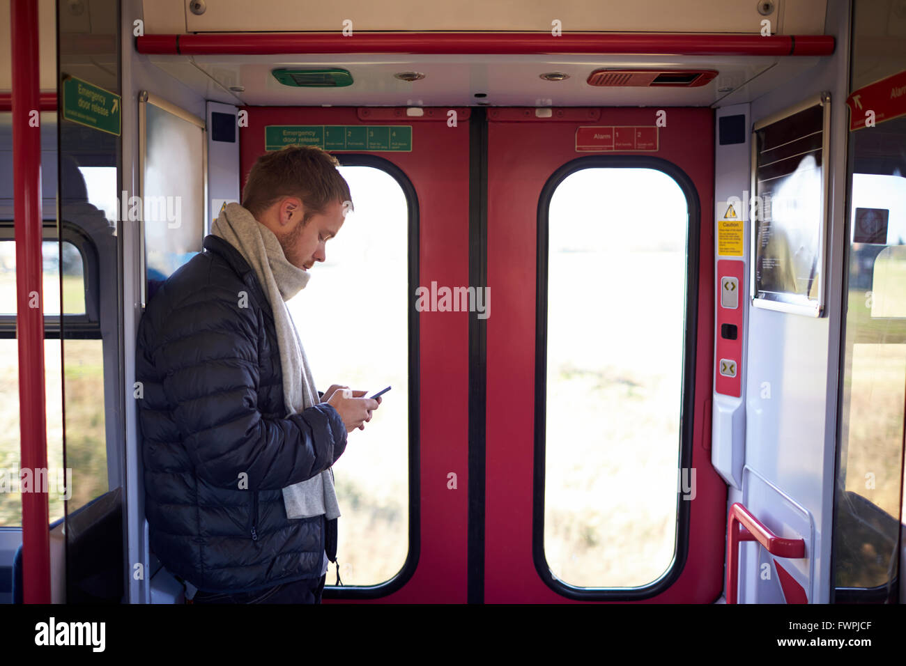 Mann im Zug Wagen senden SMS Stockfoto