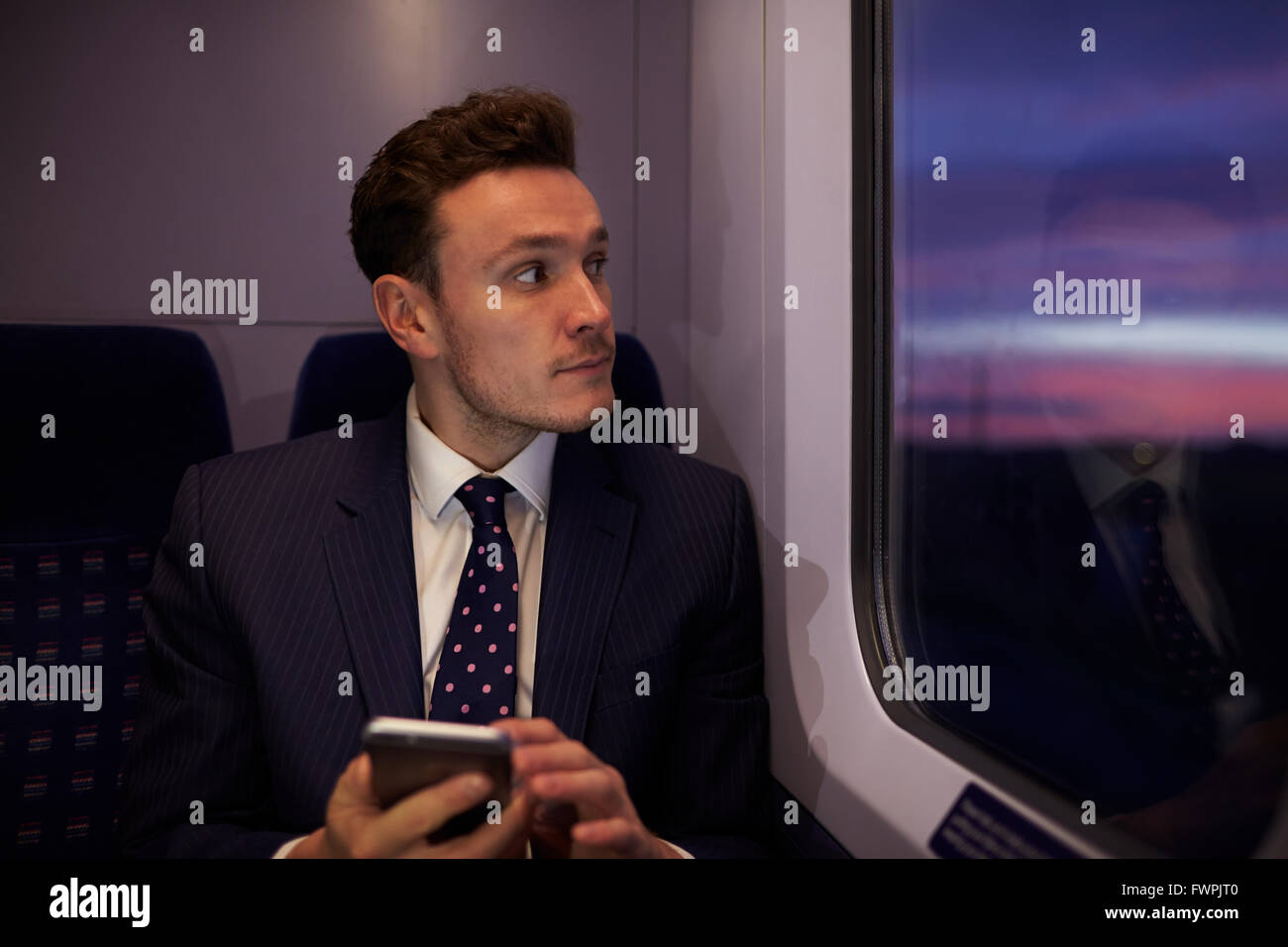 Geschäftsmann, sitzen im Zug Wagen senden SMS Stockfoto
